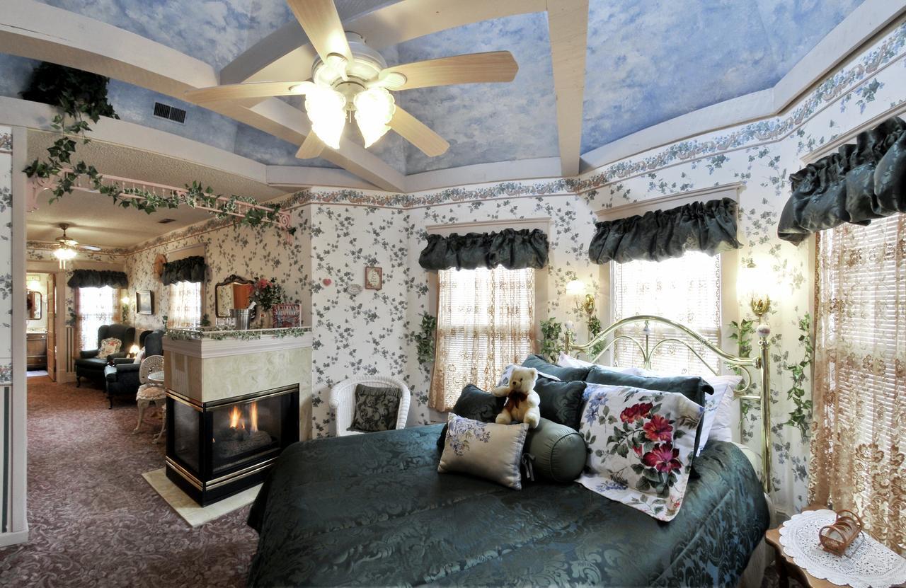 Holden House 1902 Bed & Breakfast