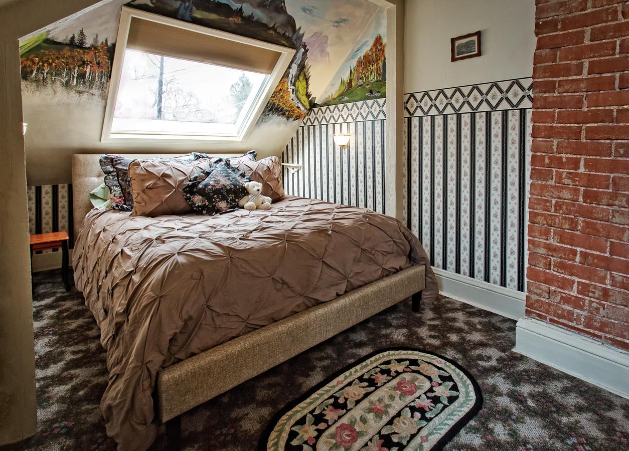 Holden House 1902 Bed & Breakfast