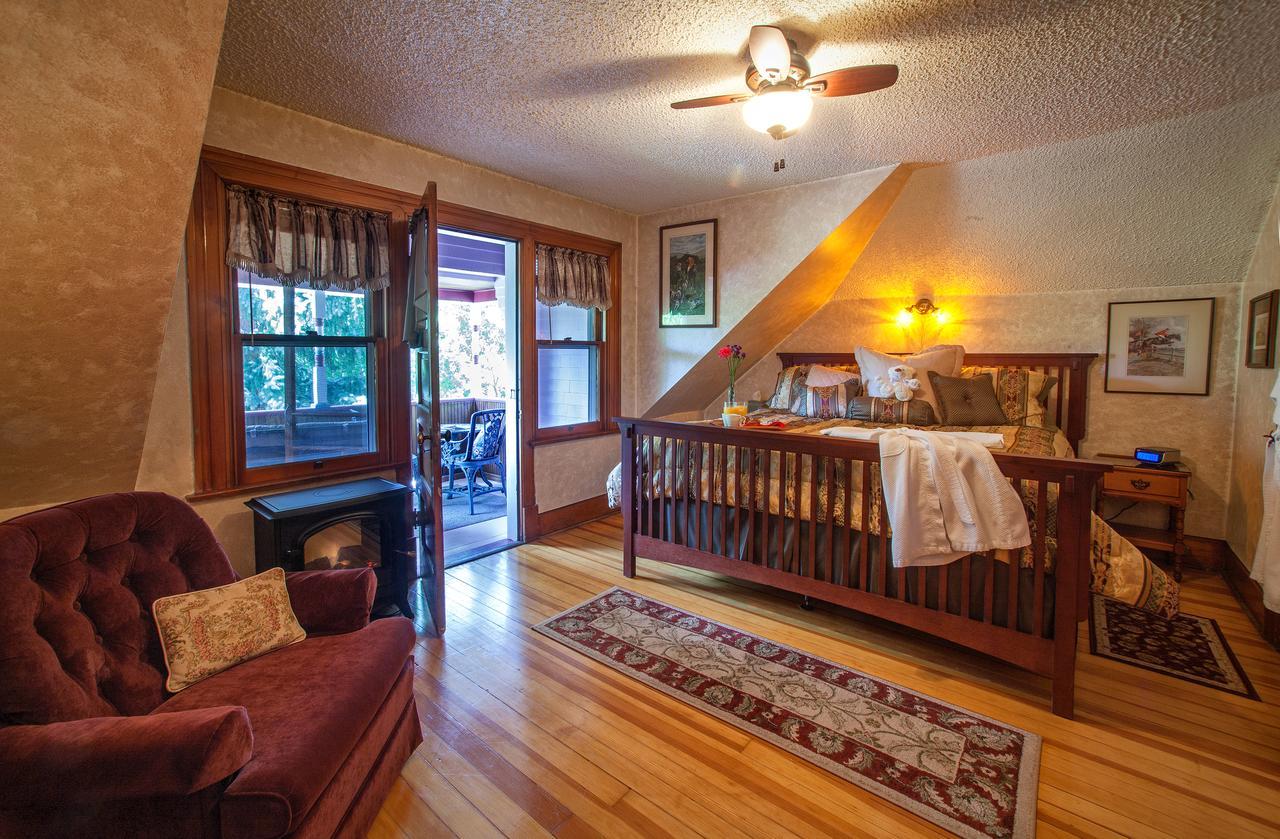 Holden House 1902 Bed & Breakfast